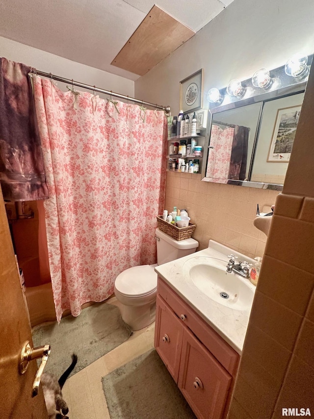 1038 W Maple Ave, Springfield, IL 62704 - full bath featuring toilet, vanity, and a shower with curtain