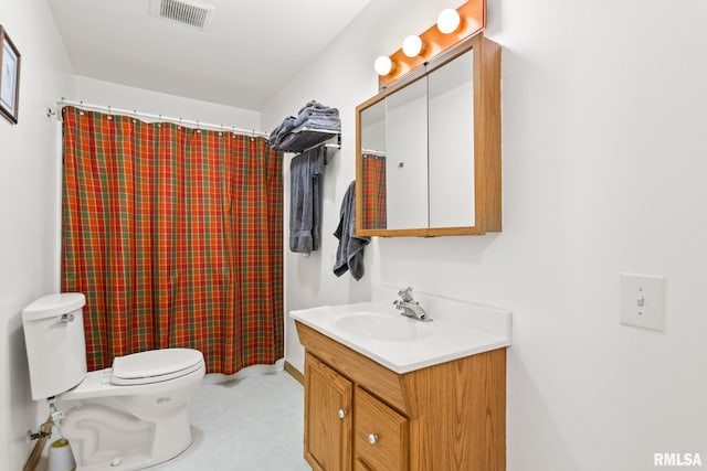 full bathroom with toilet, vanity, curtained shower, and visible vents