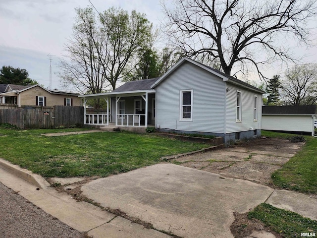 403 S Elm St, Lincoln, IL 62656 - view of front of house with a porch