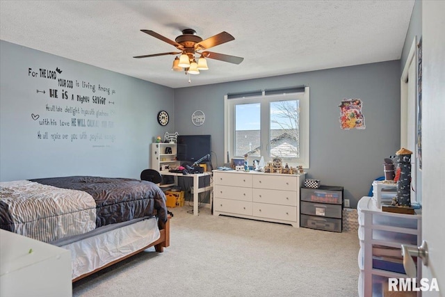 bedroom with a textured ceiling, a ceiling fan, and light carpet