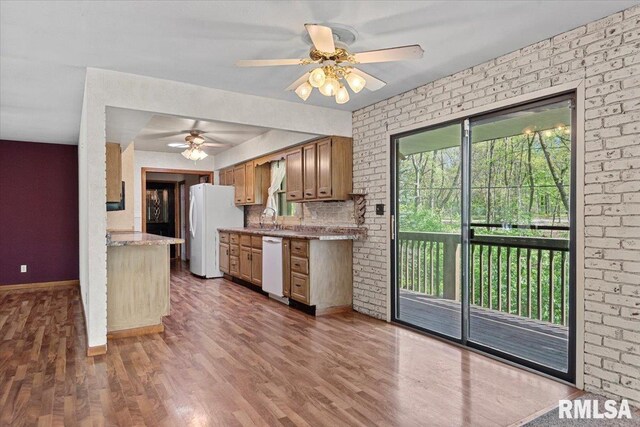 kitchen with a ceiling fan, baseboards, wood finished floors, and white appliances