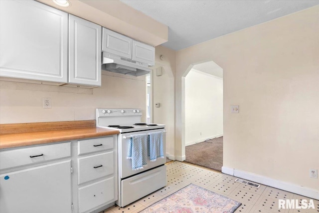 kitchen with arched walkways, visible vents, baseboards, white electric range, and under cabinet range hood