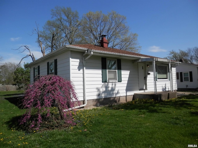 515 Franklin Ave, Galesburg, IL 61401 - view of front facade with a chimney and a front lawn