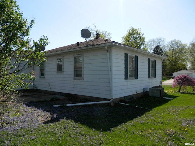 515 Franklin Ave, Galesburg, IL 61401 - view of side of home featuring a lawn