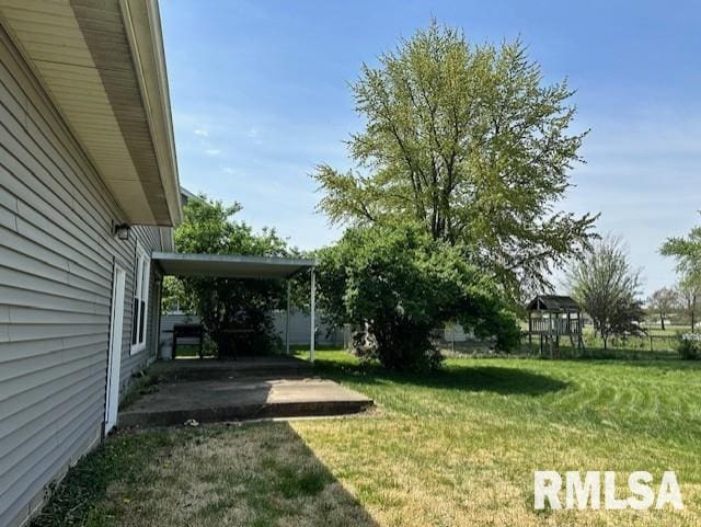 view of yard with a patio
