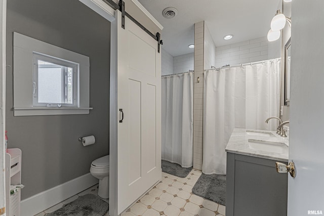 full bath with a shower with curtain, vanity, toilet, visible vents, and baseboards