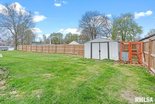 view of yard featuring a storage shed, an outdoor structure, and a fenced backyard