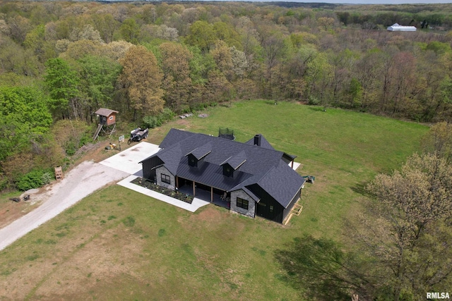 birds eye view of property featuring a wooded view