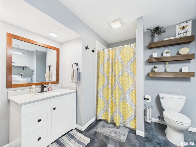 full bath featuring concrete flooring, vanity, curtained shower, toilet, and baseboards