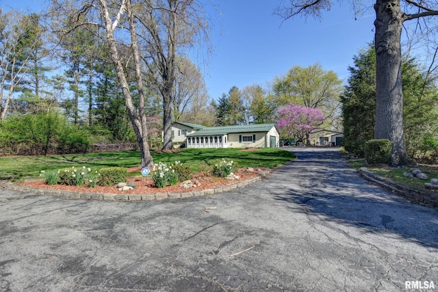 view of front of house featuring a front yard