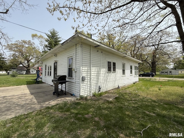 203 N 5th St, Oquawka, IL 61469 - view of property exterior featuring a lawn