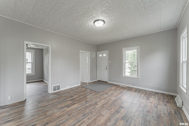 entryway featuring visible vents, wood finished floors, and baseboards