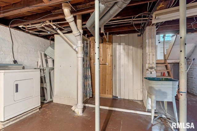 below grade area featuring washer / clothes dryer