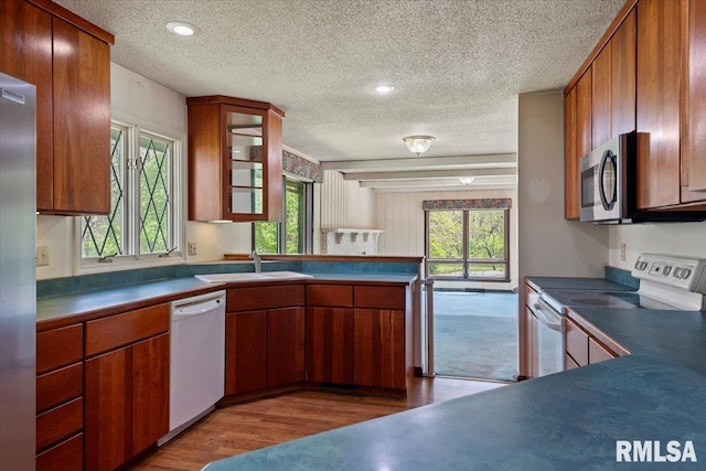 454 Brian Ln, Dawson, IL 62520 - kitchen featuring wood finished floors, dark countertops, a textured ceiling, a sink, and stainless steel appliances