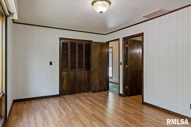454 Brian Ln, Dawson, IL 62520 - unfurnished bedroom with crown molding, baseboards, visible vents, and light wood-type flooring