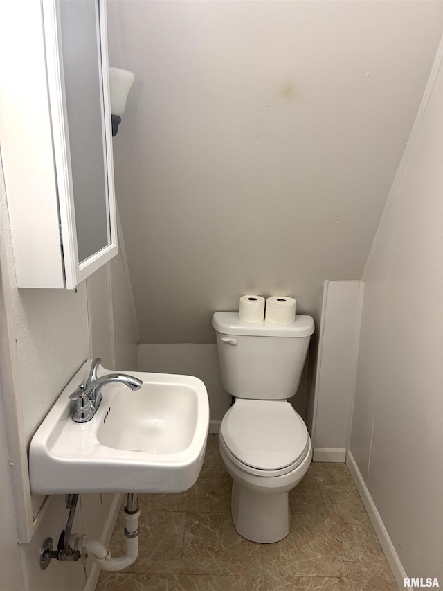 286 Kochs Ln, Meredosia, IL 62665 - bathroom featuring a sink, toilet, and baseboards