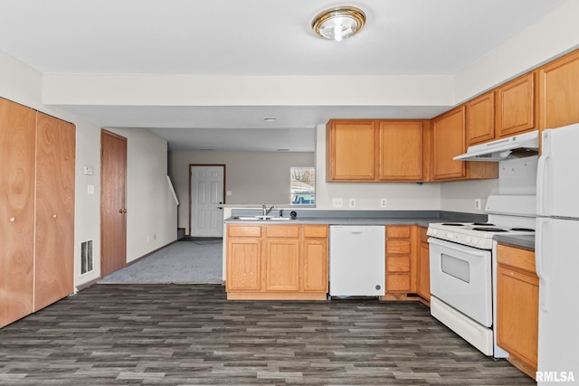 kitchen featuring visible vents, under cabinet range hood, dark wood-style floors, and white appliances