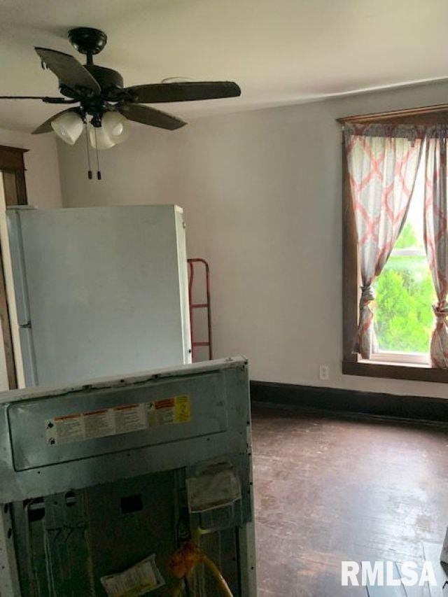 400-402 E Laurel, Springfield, IL 62704 - empty room with a ceiling fan