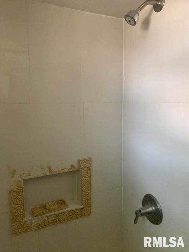 400-402 E Laurel, Springfield, IL 62704 - bathroom view of tiled shower