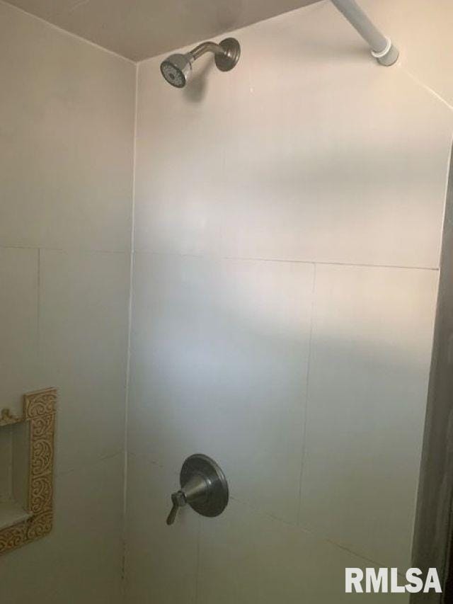 400-402 E Laurel, Springfield, IL 62704 - bathroom view of a tile shower