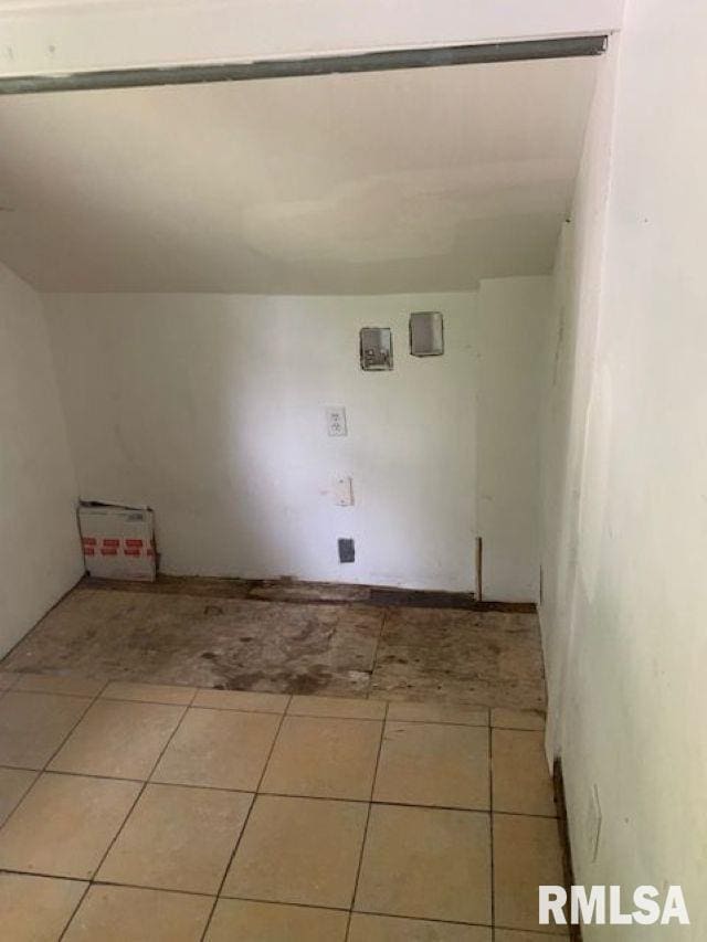 400-402 E Laurel, Springfield, IL 62704 - clothes washing area with light tile patterned flooring
