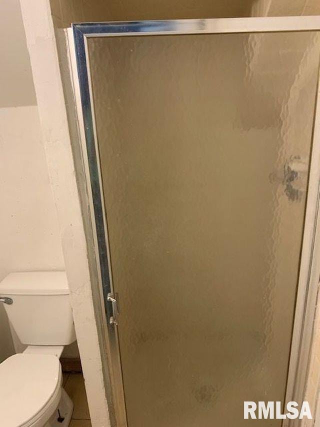 400-402 E Laurel, Springfield, IL 62704 - bathroom featuring a stall shower and toilet