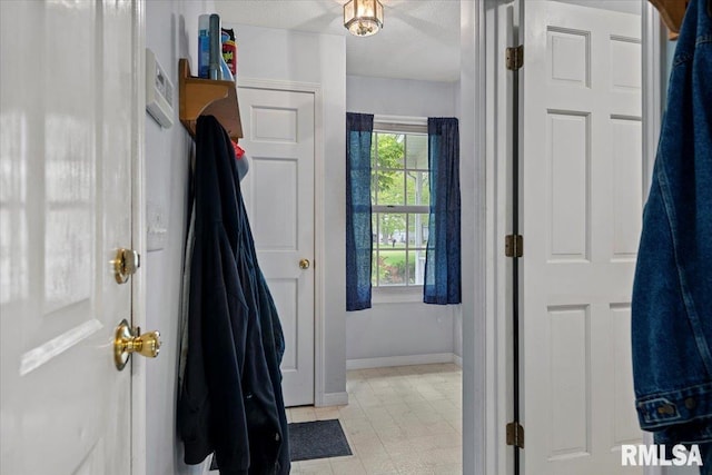 3300 Winch Rd, Springfield, IL 62707 - entryway with baseboards