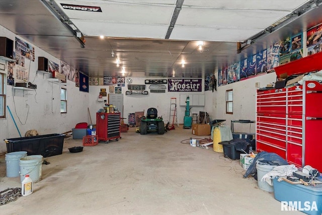 3300 Winch Rd, Springfield, IL 62707 - garage with a workshop area
