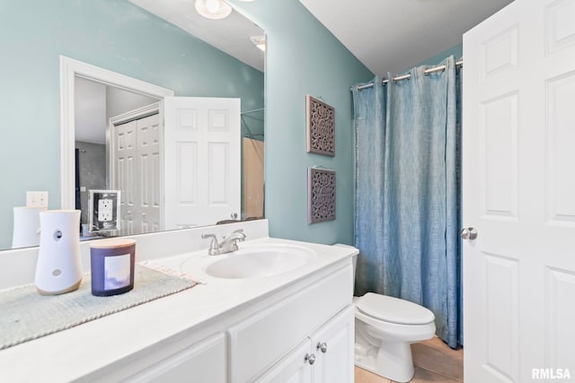 full bath with toilet, vanity, and curtained shower