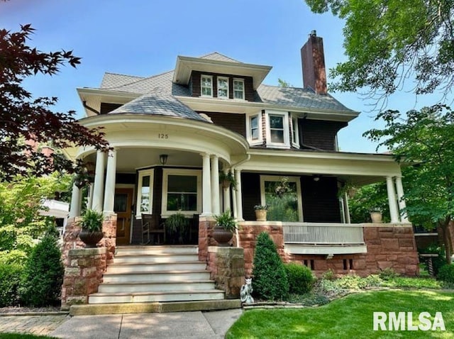 125 E Ave, Quincy, IL 62301 - view of front facade with covered porch and a chimney