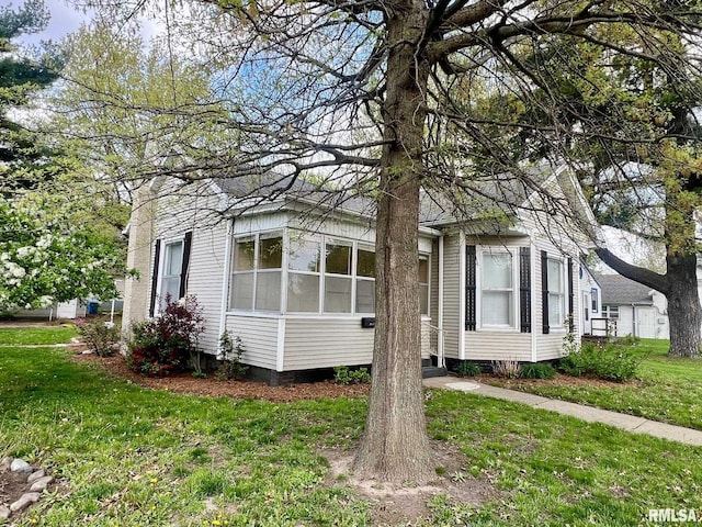 view of front facade with a front lawn