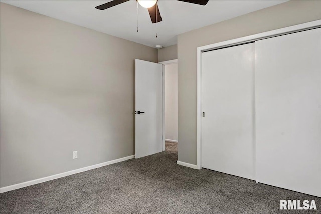 unfurnished bedroom featuring carpet floors, a ceiling fan, baseboards, and a closet
