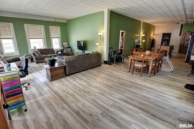 629 W Adams St, Taylorville, IL 62568 - living area with wood finished floors and an ornate ceiling