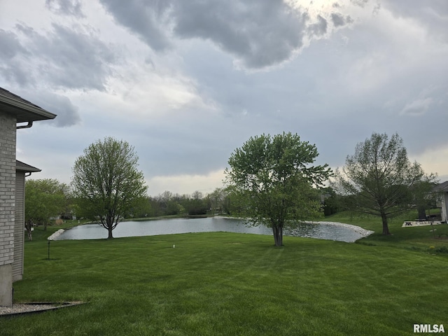 3408 Wynvalley Rd, Quincy, IL 62301 - view of grassy yard featuring a water view
