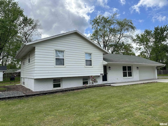 1815 Stonehenge Rd, Springfield, IL 62702 - view of front facade with an attached garage, a front lawn, and driveway