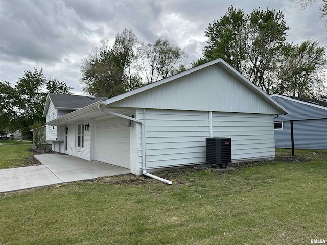 1815 Stonehenge Rd, Springfield, IL 62702 - view of side of home with a garage, a yard, and driveway