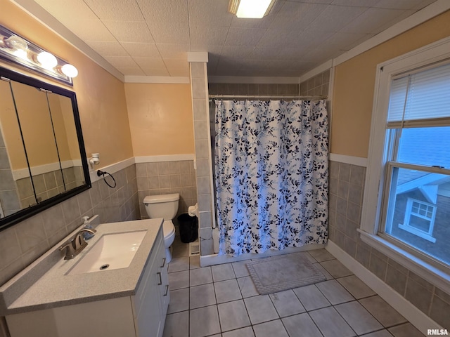 bathroom featuring a shower with curtain, tile walls, toilet, and tile patterned floors