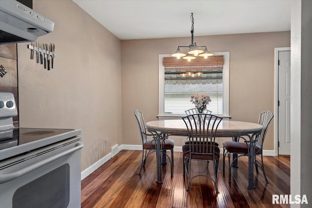 dining room featuring dark wood-type flooring, baseboards, and an inviting chandelier