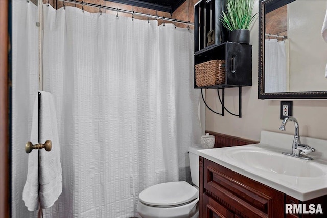 full bath with vanity, a shower with shower curtain, and toilet