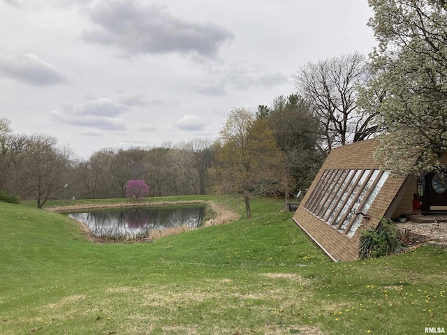 view of yard featuring a water view