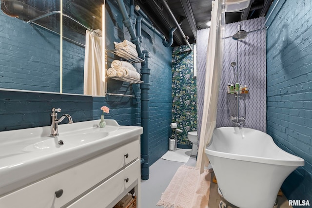 full bath with vanity, a soaking tub, toilet, and a shower with shower curtain