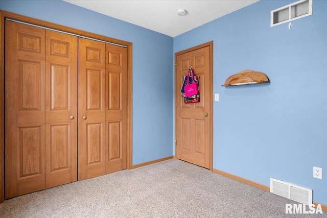 bedroom featuring carpet floors, baseboards, visible vents, and a closet