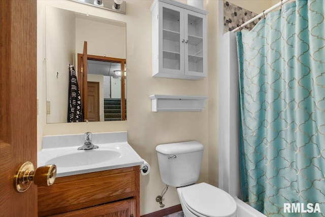 bathroom featuring curtained shower, toilet, baseboards, and vanity