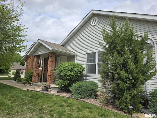 2704 Kings Pointe NE Unit 2704, Quincy, IL 62305 - view of front of property featuring a front yard and brick siding