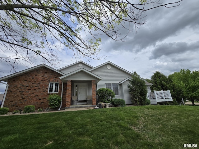 2704 Kings Pointe NE Unit 2704, Quincy, IL 62305 - ranch-style home featuring brick siding, a deck, and a front yard