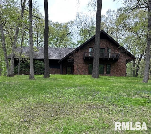 view of front of property featuring a front yard