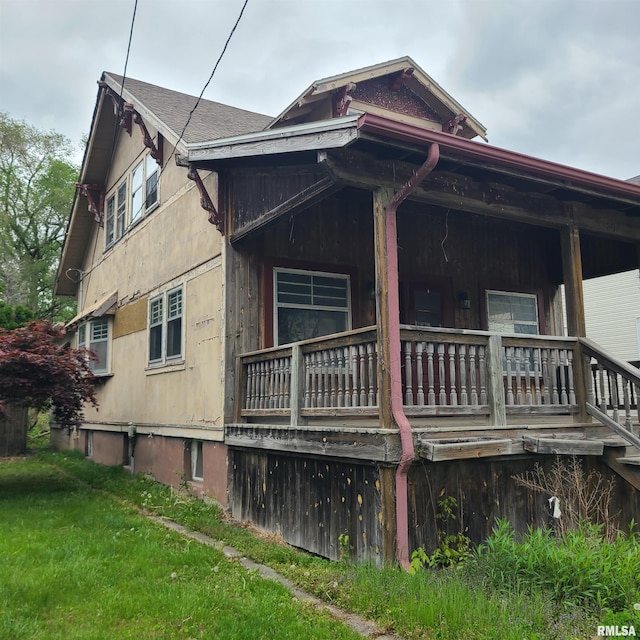 207 W Main St, Knoxville, IL 61448 - view of side of home with a porch and a lawn
