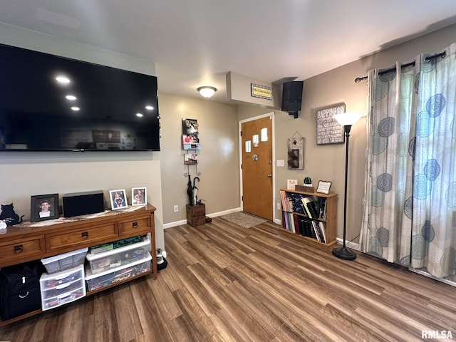 foyer featuring wood finished floors and baseboards