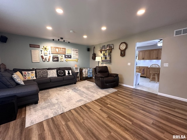 living area featuring recessed lighting, baseboards, ceiling fan, visible vents, and wood finished floors