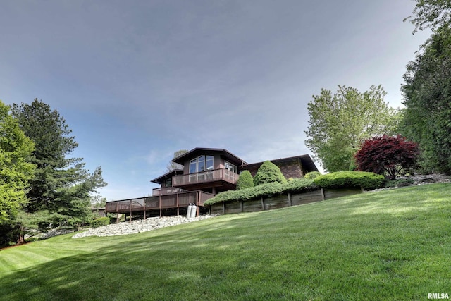 432 W Fairway Dr, Quincy, IL 62305 - view of grassy yard featuring a wooden deck